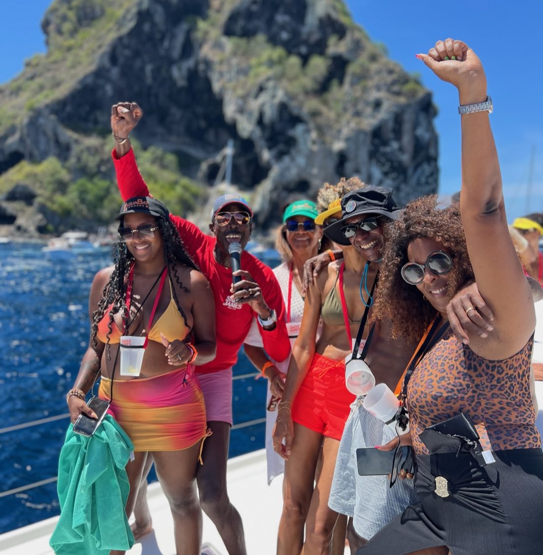 Groupe de participants sur le pont du catamaran devant le Rocher du Diamant, en Martinique