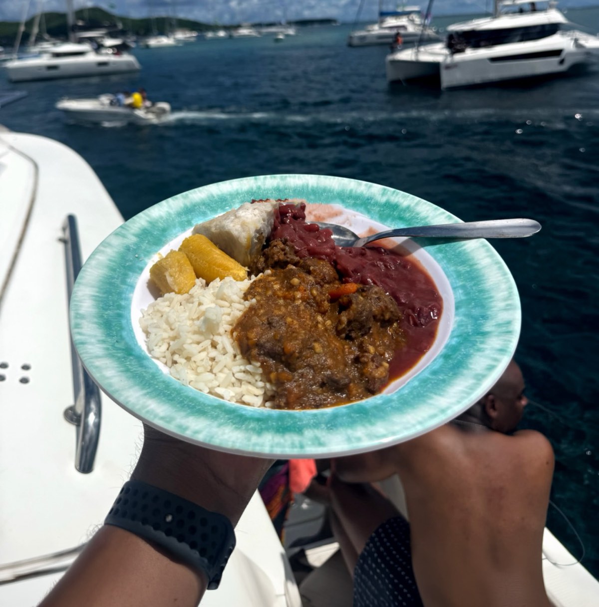 Déjeuner chaud servi à bord du catamaran pendant une sortie de groupe